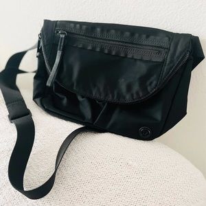 Lulemon sports travel nylon crossbody bag